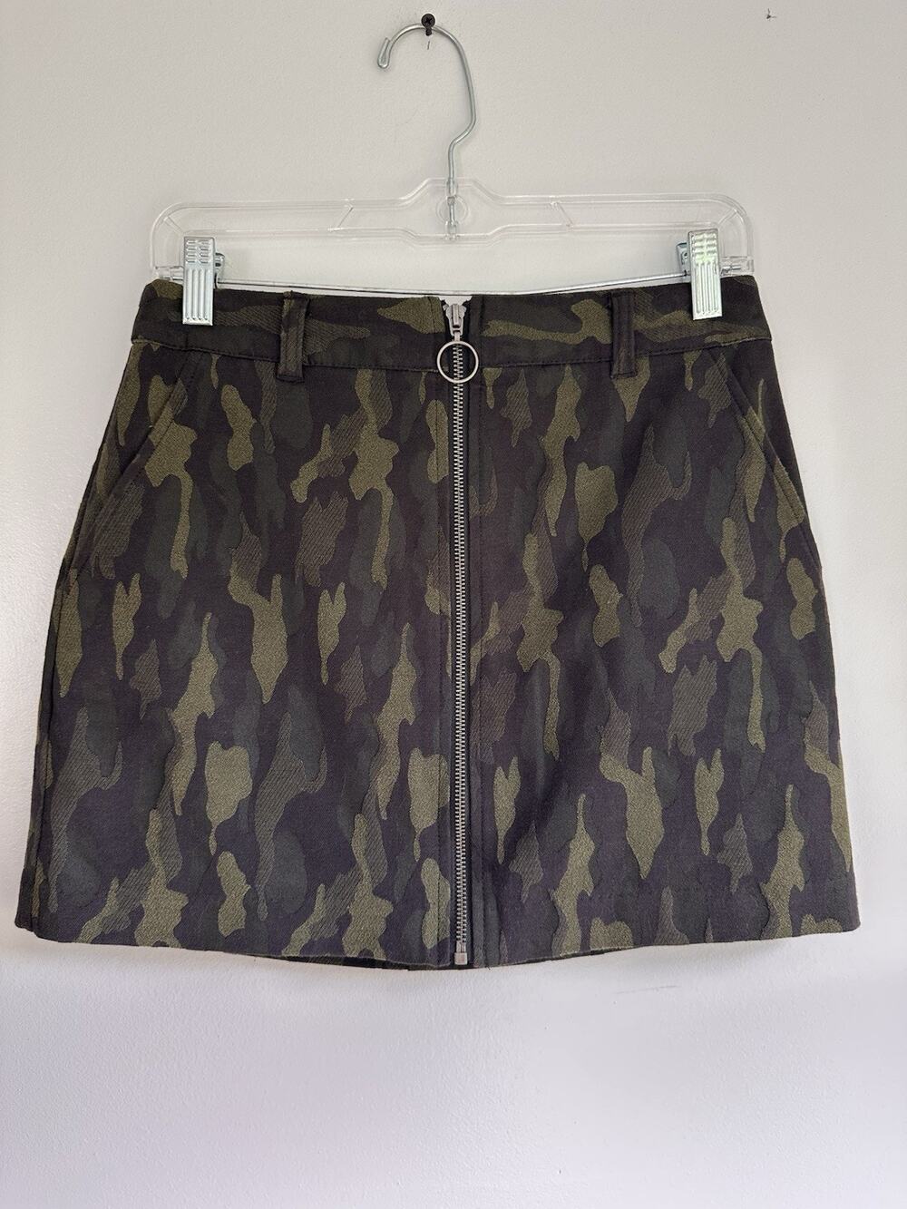 Forever 21 Woman’s Size 28 Camouflage Green Zip Front Mini Skirt Pockets